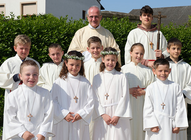Pfarrer P. Michael mit den Erstkommunionkindern und den Ministranten. 