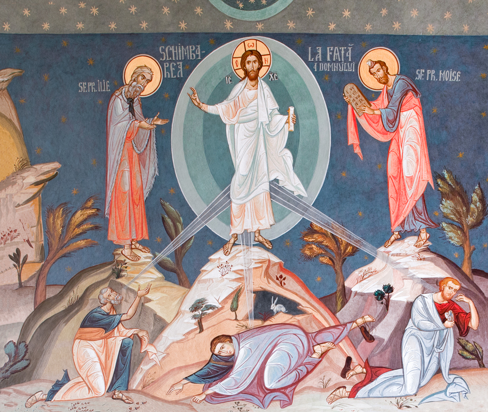 Christus steigt mit Petrus, Johannes und Jakobus auf den Berg Tabor. Dort erscheint er den Aposteln in gleißendem Licht und neben ihm Mose und Elija, welche mit ihm sprechen. Hier wird Jesu Göttlichkeit auch auf der Erde deutlich sichtbar. Wie bei de