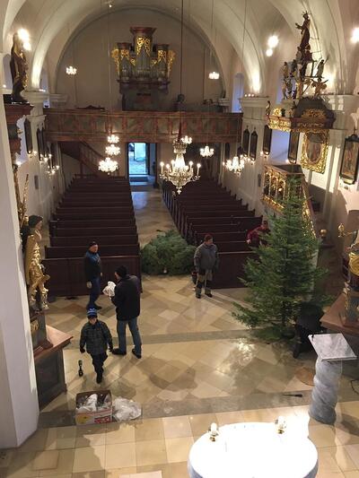 Christbäume aufstellen und Kirche schmücken