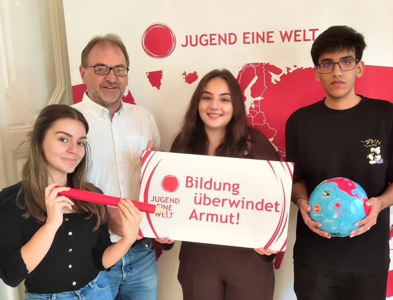  Gresa Lupci, Gabriela Berisha, Tejveer Nijjar mit Jugend Eine Welt-Geschäftsführer Reinhard Heiserer