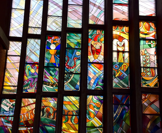 Fensterfassade mit den sieben Sakramenten