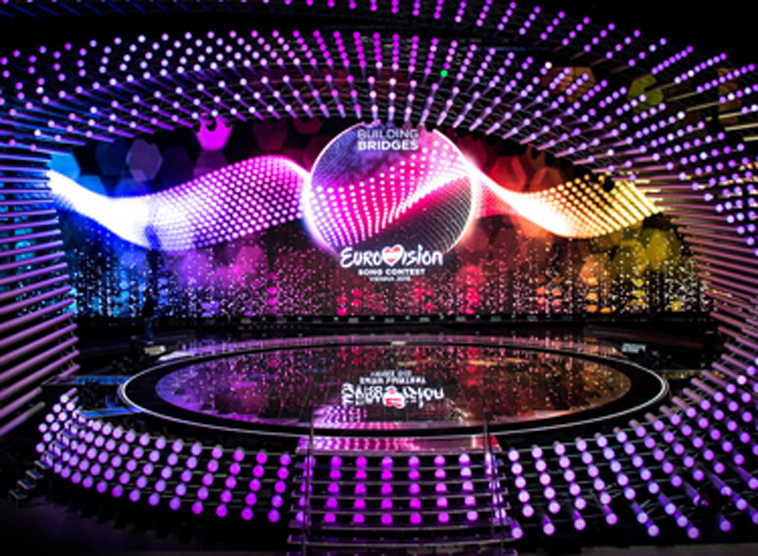 Interreligiöses Gebet in Kirche neben Stadthalle