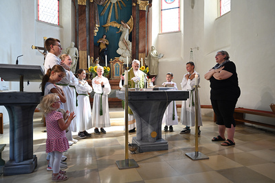 Pater Norbert Kalcher feierte Gottesdienst und segnete die Fahrzeuge