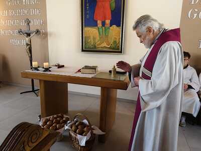 Firmlinge gestalten Gottesdienst und verteilen Minibrote in Zwentendorf