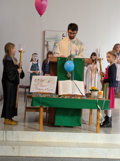 Priester mit Ministranten