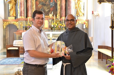 PGR Obmann Markus Göstl überreicht ein kleines Willkommensgeschenk