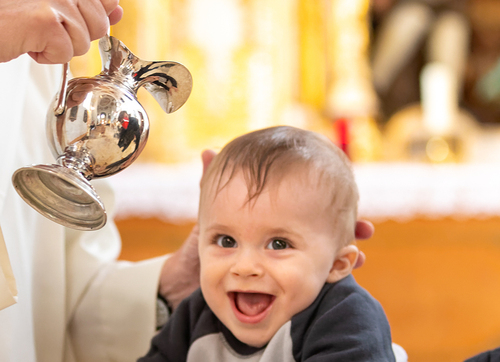 Die Taufe ist das erste Sakrament. Durch sie wird ein Mensch in die Glaubensgemeinschaft der Christen aufgenommen. Das Sakrament hat seinen Ursprung in der Taufe Jesu durch Johannes im Fluss Jordan. In der Taufe bezeichnet das Wasser sowohl für den T