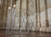 Altar mittel mit Kantenleiste, Bodenständer für Kerzen, LED-Kerze mit Glasteller