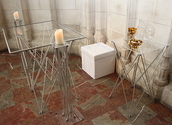 Altar mittel mit Kantenleiste, Bodenständer für Kerzen, LED Kerze mit Glasteller, Hoher Tisch (50x50), Glas-Kannen 23 cm, Falthocker 