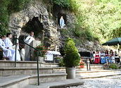 Wallfahrtsmesse bei der Lourdesgrotte im Wienerwald mit Erzbischof Josef Grünwidl.