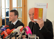Kardinal Schönborn präsentiert die Broschüre 