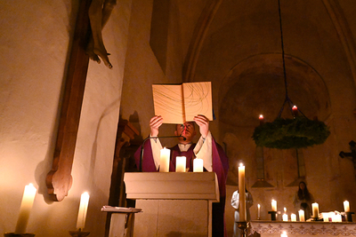 Gottesdienst bei Kerzenschein