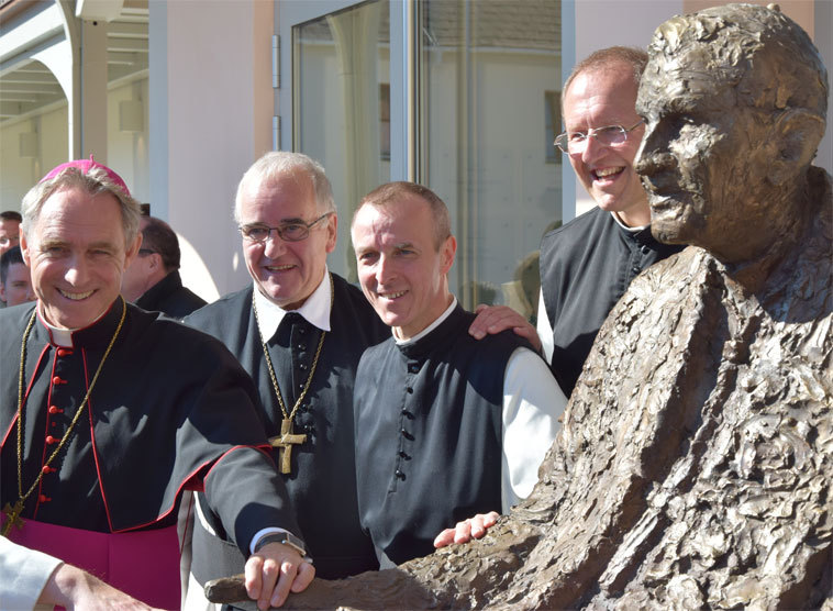 Heiligenkreuz: Erzbischof Gänswein enthüllt Benedikt-XVI.-Statue