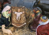 Die Krippe der Pfarre vor dem Altar               