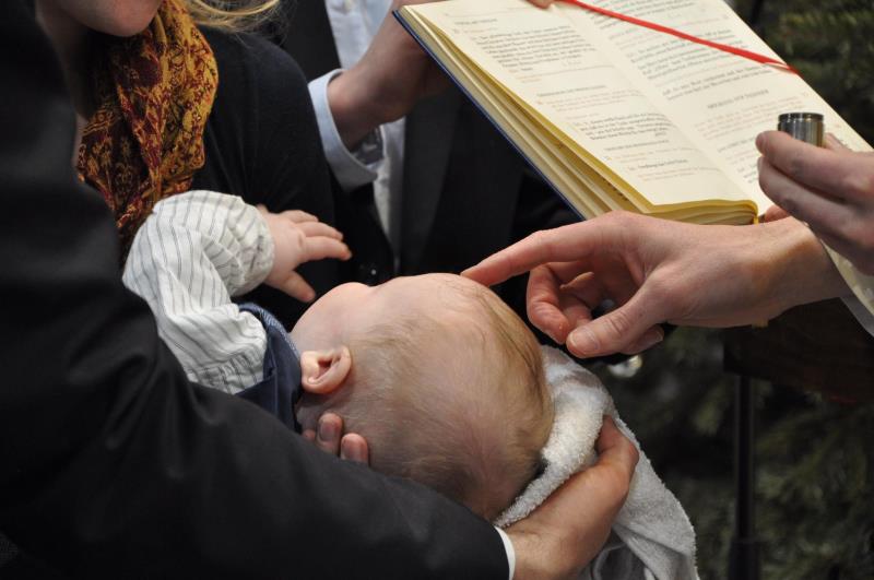 Kind wird getauft.