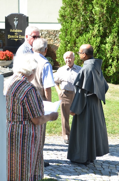 Nach der Sonntagsmesse - Gespräche mit der Bevölkerung