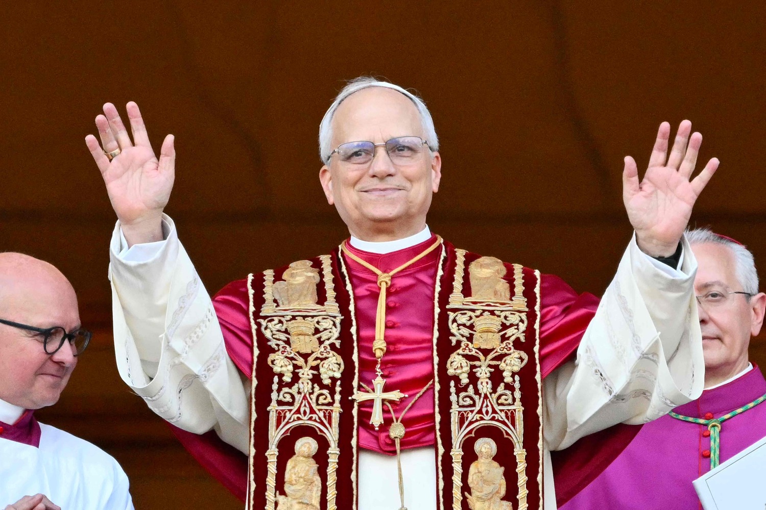 Download von www.picturedesk.com am 08.05.2025 (20:47). Newly elected Pope Leo XIV, Robert Prevost arrives on the main central loggia balcony of the St Peter's Basilica for the first time, after the cardinals ended the conclave, in The Vatican, on M