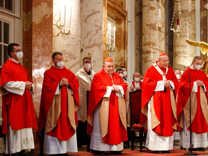 Erzbischof feierte in Karlskirche Gottesdienst mit Kardinal Duka und tschechischer Gemeinde Wiens zu Ehren des 300. Jahrestags der Seligsprechung von Johannes Nepomuk.