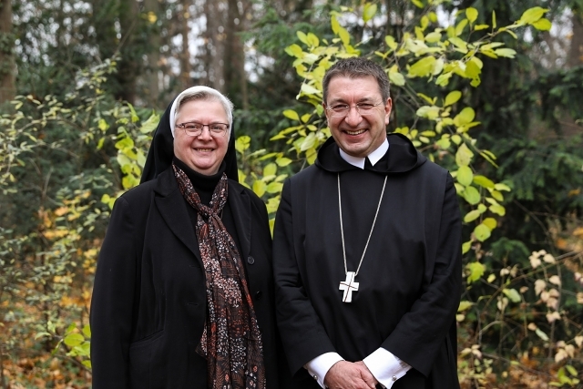 Die beiden Vorsitzenden der neuen Österreichischen Ordenskonferenz, Generalloberin Franziska Bruckner von den Schulschwestern in Amstetten und Erzabt Korbinian Birnbacher aus dem Stift St. Peter in Salzburg