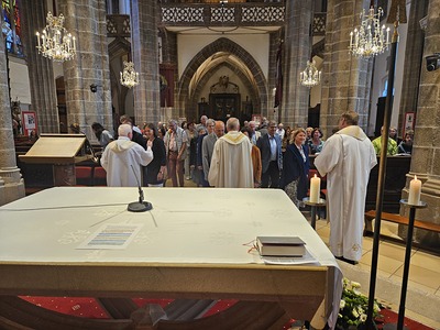 Priester segnen Familien