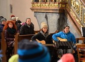 Schülerinnen und Schüler führten ein Singspiel über die Geburt Christi auf.
