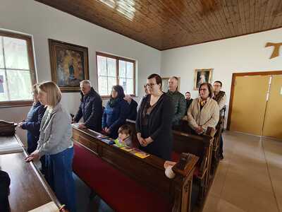 Firmlinge gestalten Gottesdienst und verteilen Minibrote in Zwentendorf