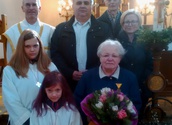 Elisabeth Schmid mit P. Philippus Reisenberger, den Mitgliedern des Pfarrgemeinderates und den Ministrantinnen