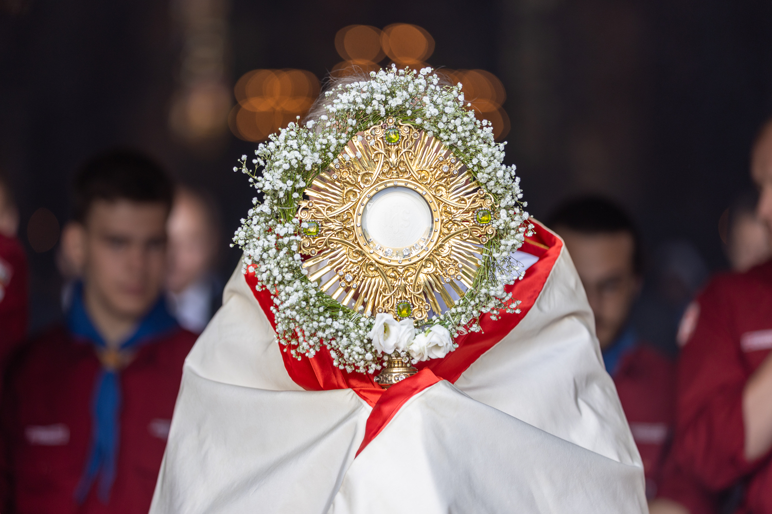 Das Hochfest des Leibes und Blutes Christi, besser bekannt als Fronleichnam (Mittelhochdeutsch für Leib des Herren), geht zurück auf eine Vision der belgischen Nonne Juliana von Lüttich. Nachdem ihr Beichtvater, dem sie von ihrer Vision erzählt hatte