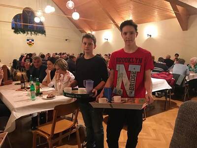 Konzert, Pfarrkaffee, Adventkranz flechten