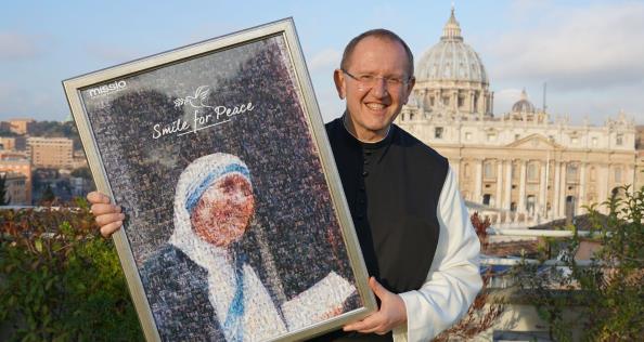 Pater Karl Wallner überreichte dem Papst das Mosaikbild von Mutter Teresa, dass anlässlich der Aktion 'Smile for Peace' entstand.