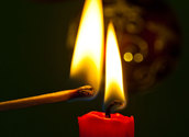 Kerze wird entzündet/bilderbox.com