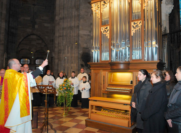 Seit 2009 steht das Instrument an verschiedenen Positionen im Dom zur Verfügung.