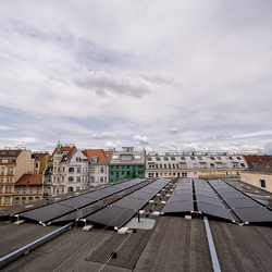 Auf dem rund 630 m2 großen Flachdach der Kirche St. Florian auf der Wiedner Hauptstraße im fünften Wiener Gemeindebezirk sind auf drei Viertel der Fläche nun Solarpaneele installiert worden. 