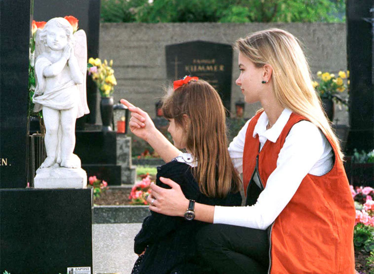 Mutter und Tochter am Friedhof