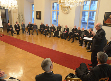 Kard. Schoenborn und die Firmspender / kathbild.at / FJ Rupprecht