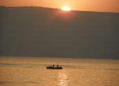 https://commons.wikimedia.org/wiki/Category:Sunrises_of_the_Sea_of_Galilee?uselang=de#/media/File:PikiWiki_Israel_9579_Sunrise_Kinnereth.JPG