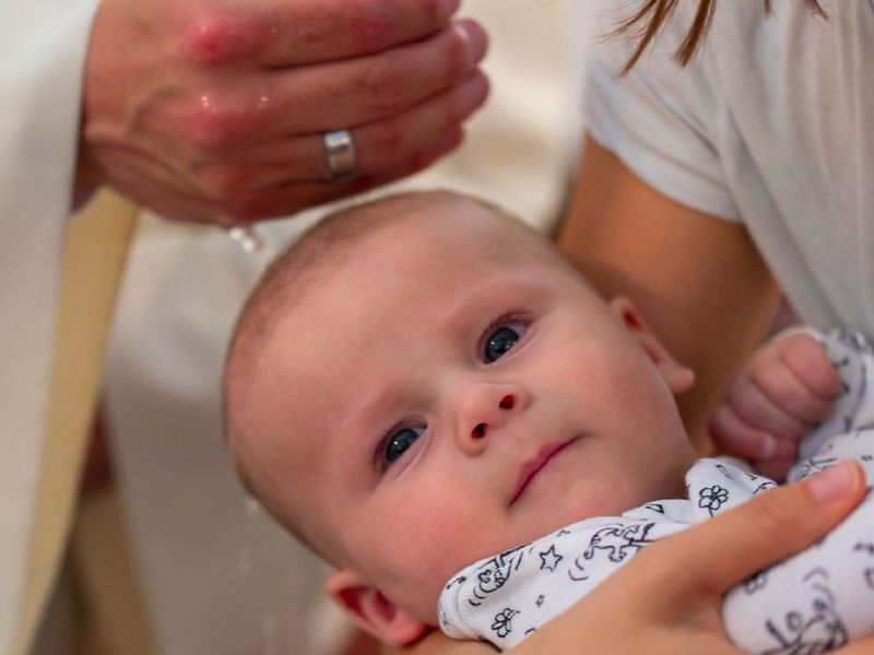 Die Taufe ist das erste Sakrament. Durch sie wird ein Mensch in die Glaubensgemeinschaft der Christen aufgenommen. Das Sakrament hat seinen Ursprung in der Taufe Jesu durch Johannes im Fluss Jordan. In der Taufe bezeichnet das Wasser sowohl für den T