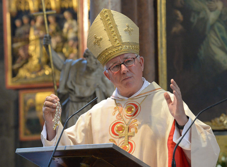 Maria Namen-Feier; Franz Lackner predigt und zeigt dabei einen Rosenkranz