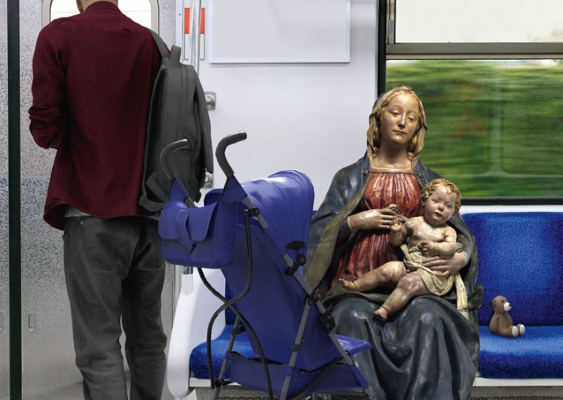 Die Thronende Madonna von Benedetto da Maiano (um 1480) stellt Lienhard als Hausfrau Marie dar, die unter einer Doppelbelastung leidet: Sie kümmert sich nicht nur um ihren Sohn Paul, sondern auch um ihre krebskranke Mutter. Und muss dafür später mit 