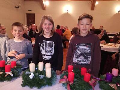 Konzert, Pfarrkaffee, Adventkranz flechten