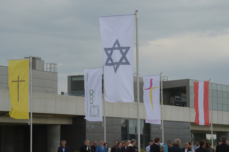 Fahnen markieren den Campus