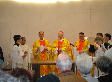      Bischofsvikar Schutzki, Weihbischof Scharl und Dechat Felber bei der Eröffnung des Raumes der Stille                          