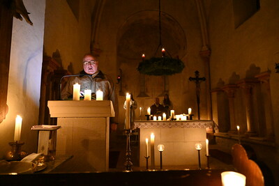 Gottesdienst bei Kerzenschein