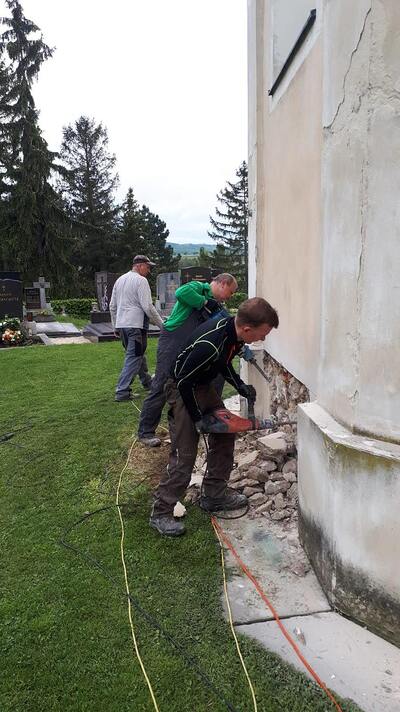 Abschlagen des Putzes im Sockelbereich