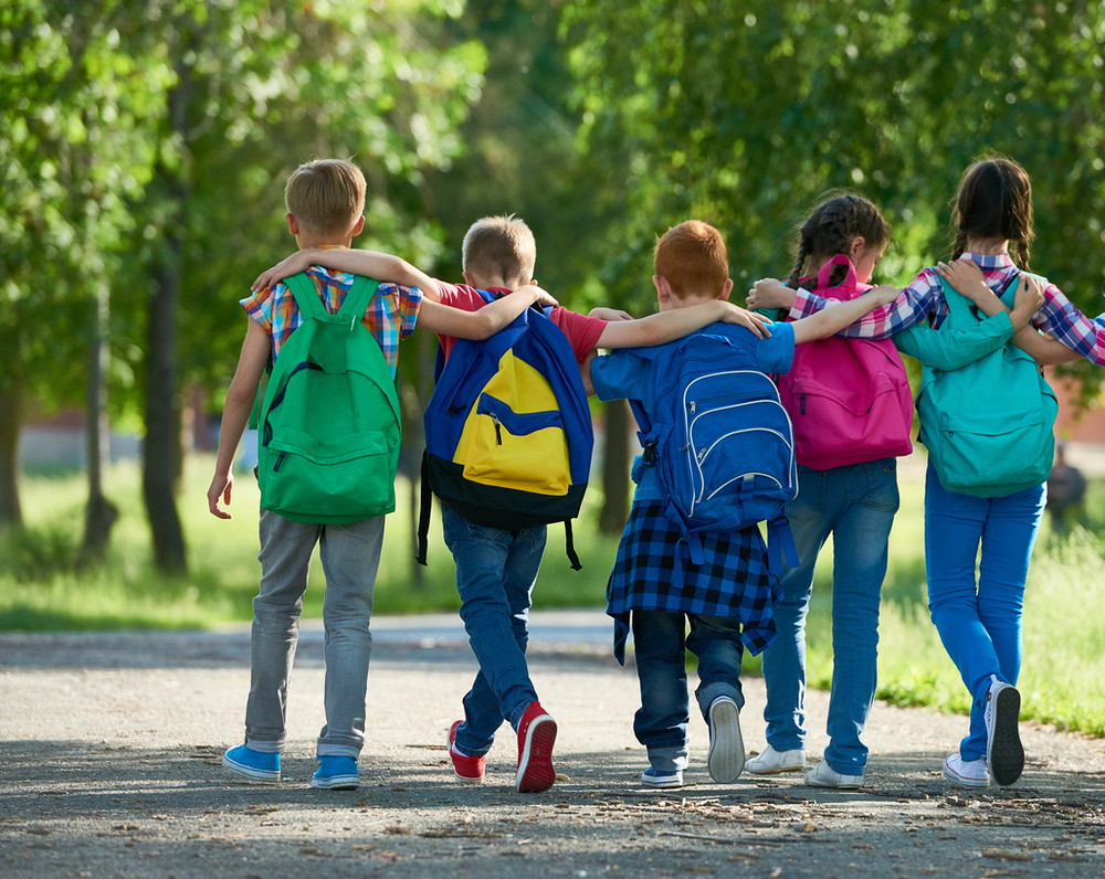 Kinder mit Schultaschen / mediaphotos Kinder mit Schultaschen
