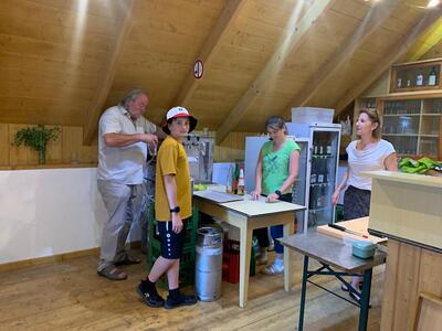Gottesdienst und Pfarrheurigen in Ameis
