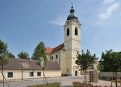 Kirche Biedermannsdorf / WikiCommons (Ailura) Kirche Biedermannsdorf
