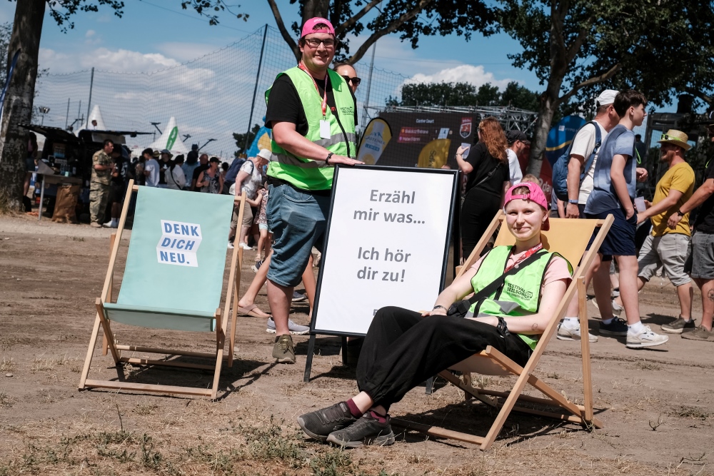 Mobiles Team bei der Festivalseelsorge / Erzdiözese Wien/Stephan Schönlaub Besonders gut angekommen sind die mobilen Teams: Festivalseelsorgerinnen und -seelsorger waren zu zweit auf dem Donauinselfest mit Stühlen unterwegs.