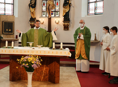 Pfarrer P. Michael begrüßte P. Alois Köberl. Gemeinsam wurde dann die Heilige Messe gefeiert. 