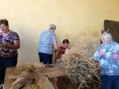 Flechten der Erntedankkrone